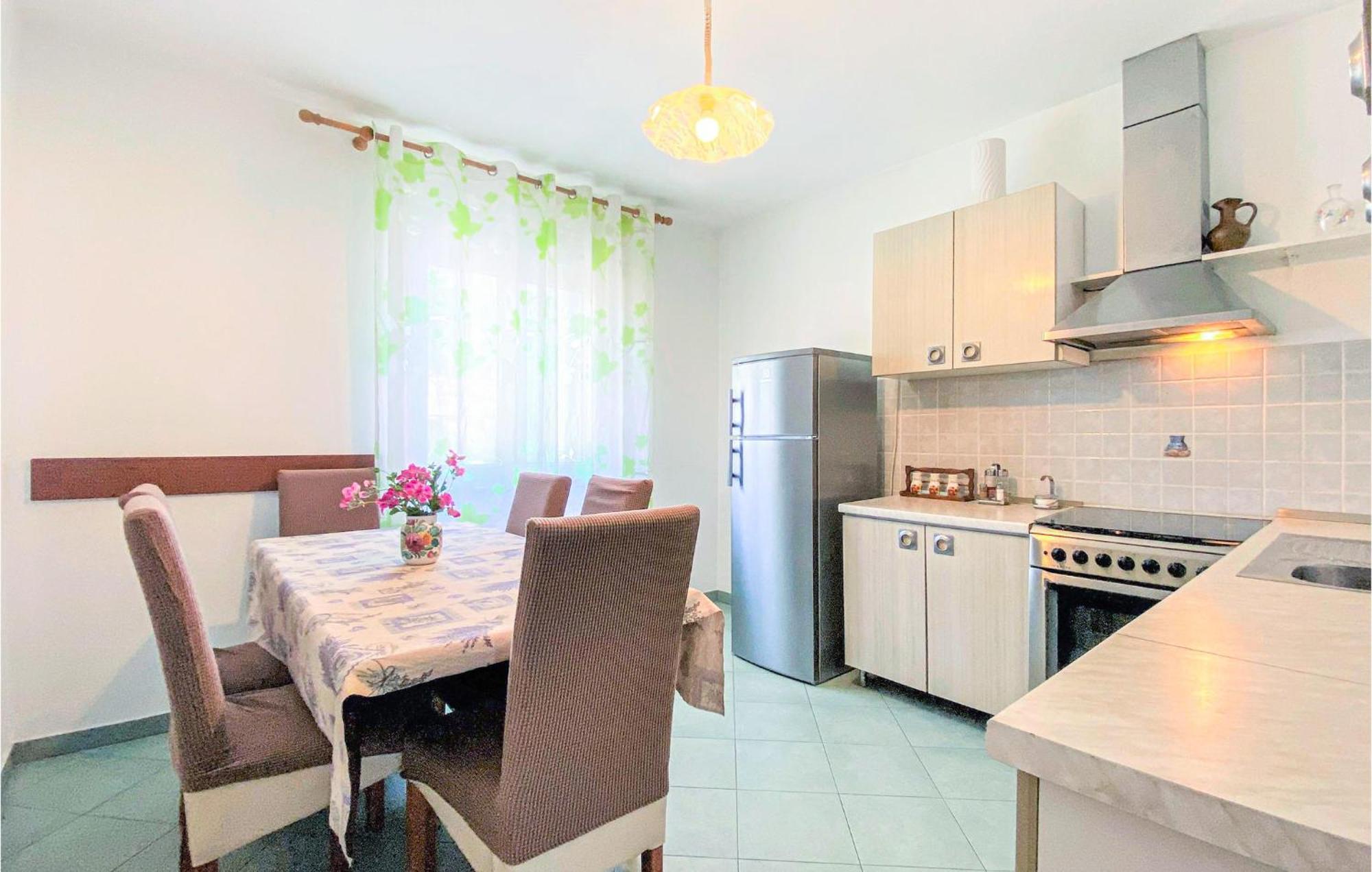 1 Bedroom Nice Apartment In Kastel Sucurac Kastela Exterior photo